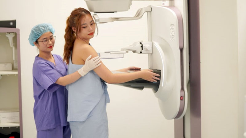 Bác sĩ và kỹ thuật viên sẽ điều chỉnh liều lượng bức xạ xuống thấp nhất có thể để đảm bảo an toàn cho mẹ và bé