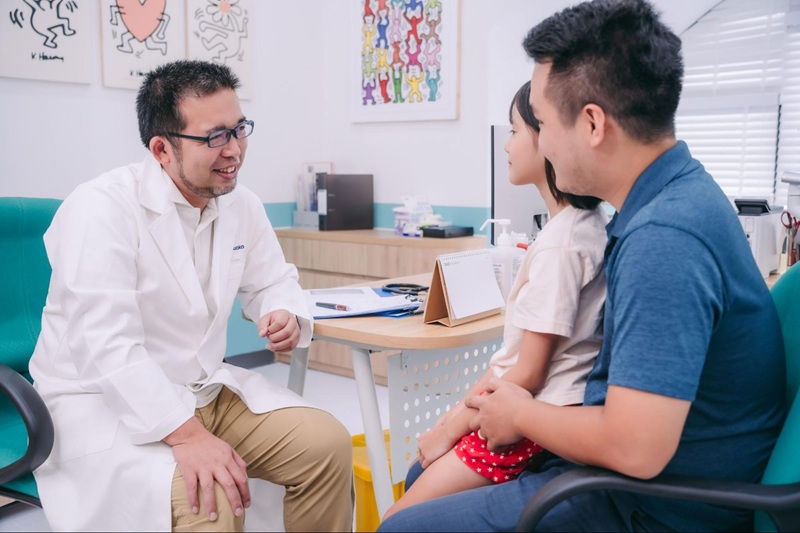 Khách hàng cần giải quyết những băn khoăn trong quá trình trao đổi về kết quả chụp cộng hưởng từ để nắm rõ tình trạng sức khỏe của trẻ