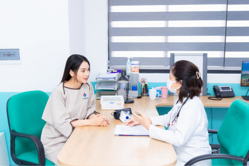 Khách hàng được thăm khám, hướng dẫn trước khi thực hiện chụp X-quang