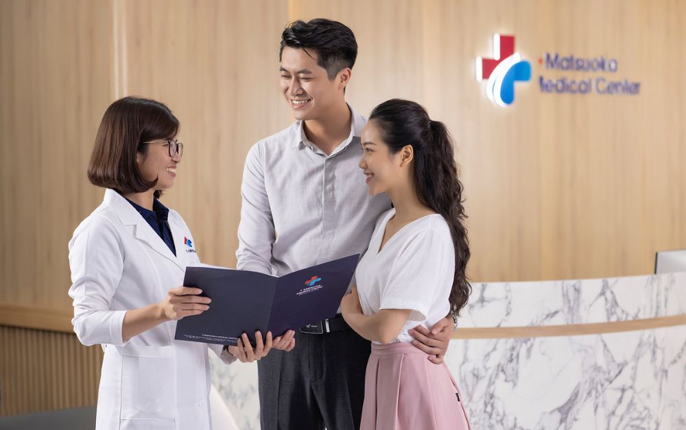 Bác sĩ đang tư vấn cho khách hàng về việc tuân thủ chỉ định y tế khi chụp X-quang