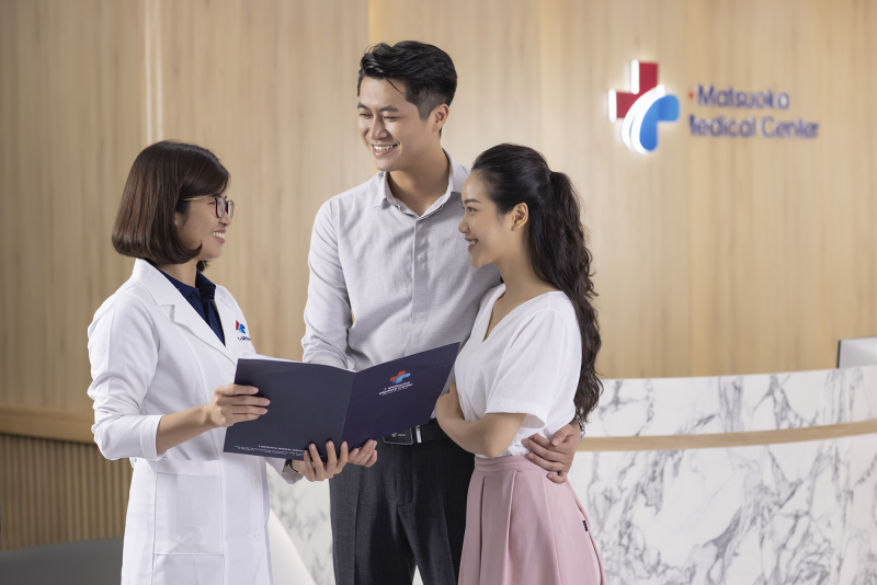 Bác sĩ trao đổi, khai thác tiền sử bệnh, lối sống của khách hàng trước khi chọn phương pháp phù hợp