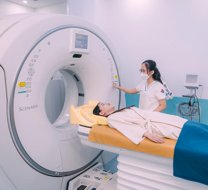 Chụp CT vùng đầu giúp tái tạo hình ảnh lớp cắt ngang của vùng đầu dưới dạng hai chiều hoặc ba chiều, giúp các Bác sĩ phát hiện những điểm bất thường tại vùng đầu