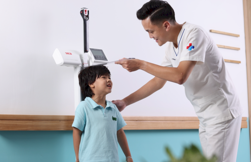 Điều dưỡng viên sẽ đo chỉ số sinh tồn (chiều cao và cân nặng) cho trẻ trước khi thực hiện chụp X-quang