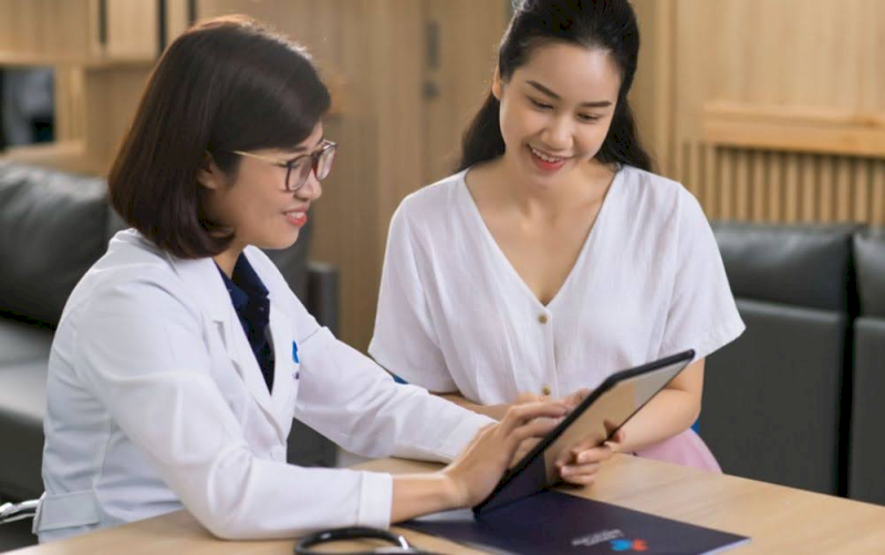 Khách hàng được Bác sĩ tư vấn kỹ lưỡng về chỉ định và mức độ an toàn khi chụp X-quang tại T-Matsuoka Medical Center