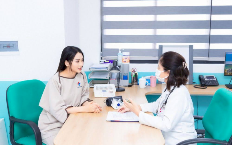 Khách hàng mặc trang phục chuyên dụng đạt chuẩn y tế tại T-Matsuoka Medical Center trước khi chụp X-quang