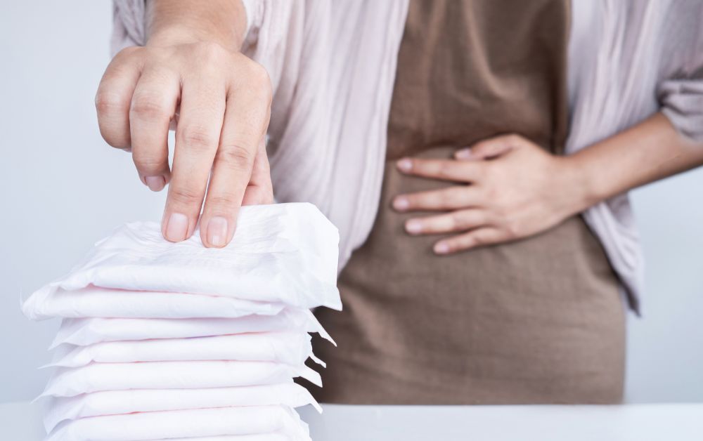 Sử dụng băng vệ sinh sạch và vệ sinh vùng kín đúng cách giúp xét nghiệm máu hoặc nước tiểu chính xác hơn