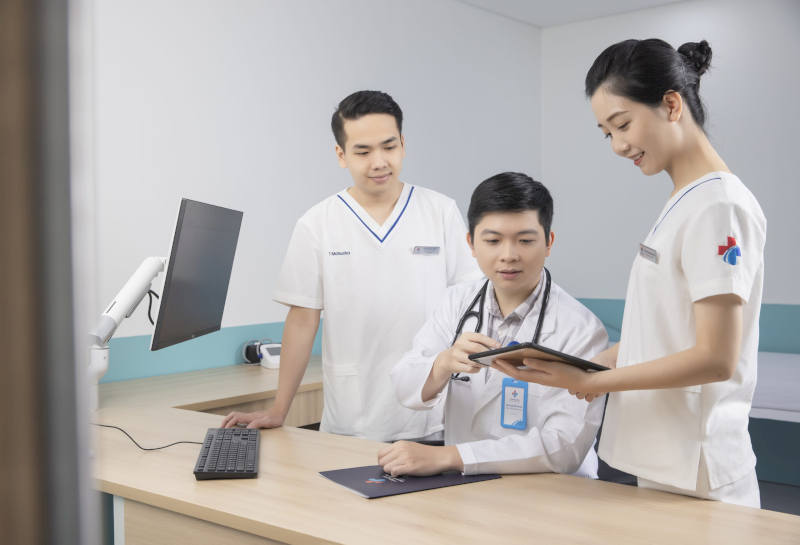 Bác sĩ đang tư vấn thăm khám kỹ lưỡng trước khi khám sức khỏe