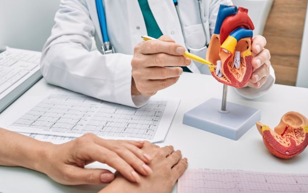 Bác sĩ giải thích hình ảnh điện tâm đồ để nhận diện sớm các nguy cơ tim mạch tiềm ẩn