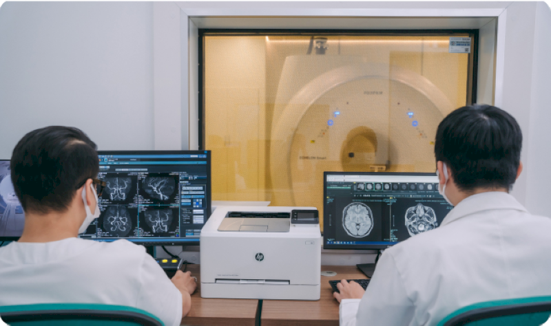 Chỉ định chụp MRI hay CT não cho trẻ còn phụ thuộc vào nhiều yếu tố như triệu chứng của trẻ hay các thông tin thu thập được từ quá trình thăm khám