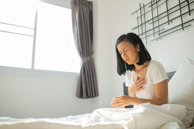 Đau ngực là một trong những triệu chứng bệnh tim ở phụ nữ