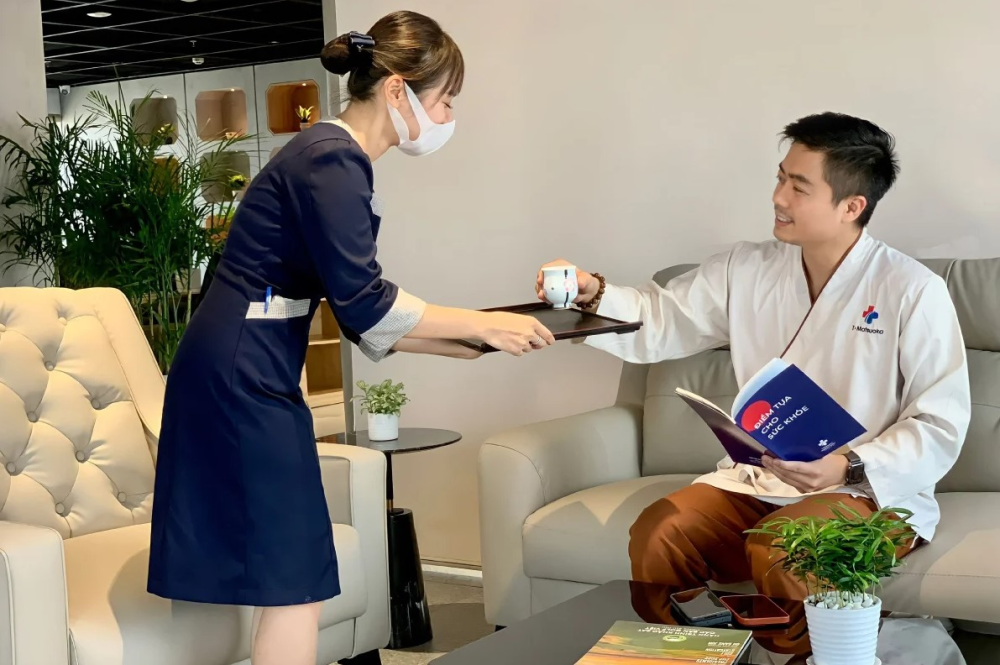 Khách hàng nam khám sinh sản tại T-Matsuoka được trải nghiệm dịch vụ chăm sóc chuẩn Nhật Bản