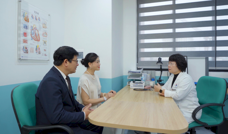 PGS.TS.BS. Đinh Thị Thu Hương – Nguyên Phó Viện trưởng Viện Tim mạch Việt Nam - trao đổi, tư vấn tỉ mỉ với khách hàng trước khi tiến hành khám bệnh