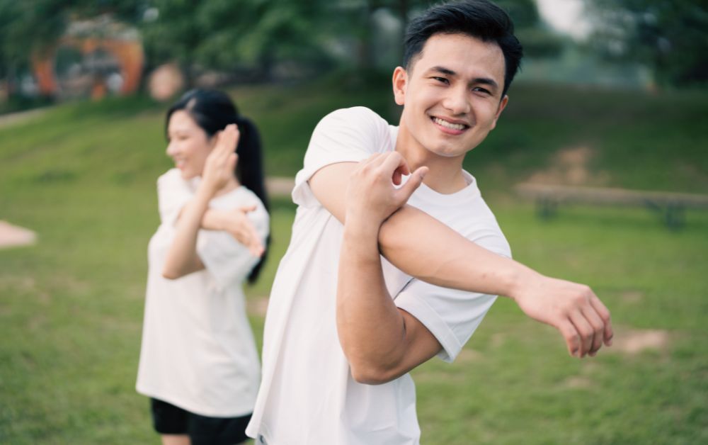 Tình trạng tê tay tạm thời có thể cải thiện tại nhà bằng vận động nhẹ nhàng, nghỉ ngơi và điều chỉnh tư thế